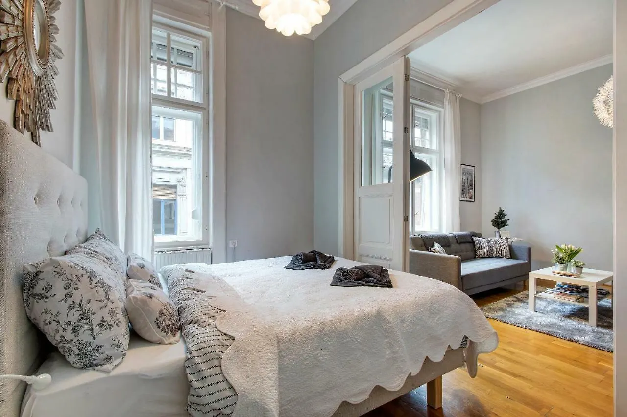 Alma'S Romantic Getaway Budapest